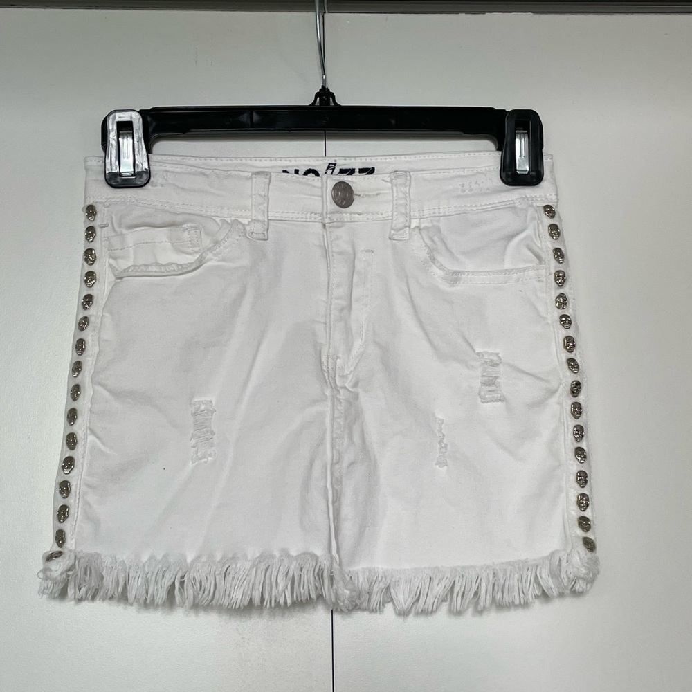 Noizz white skirt silver mini skulls down sides